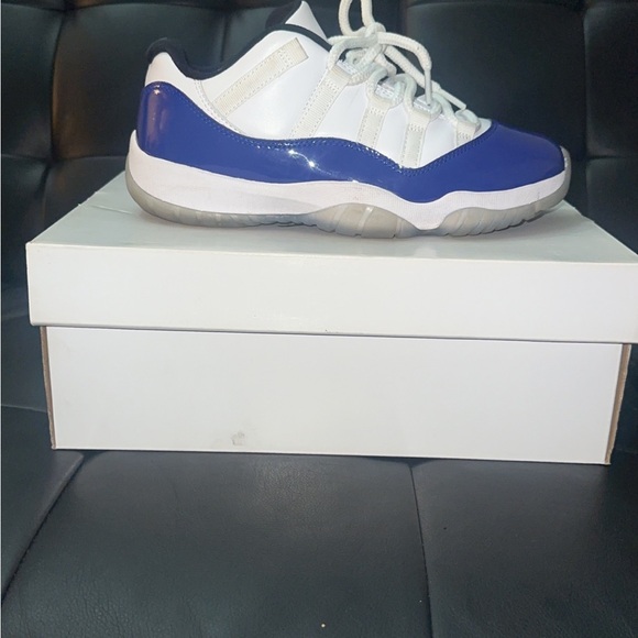 Women’s Jordan Retro 11 Concord - Picture 2 of 3